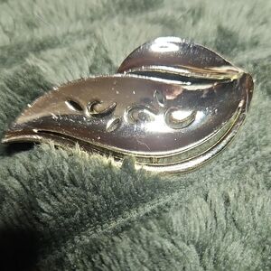 Leaf-Shaped Metallic Brooch in Shiny Silver Tone